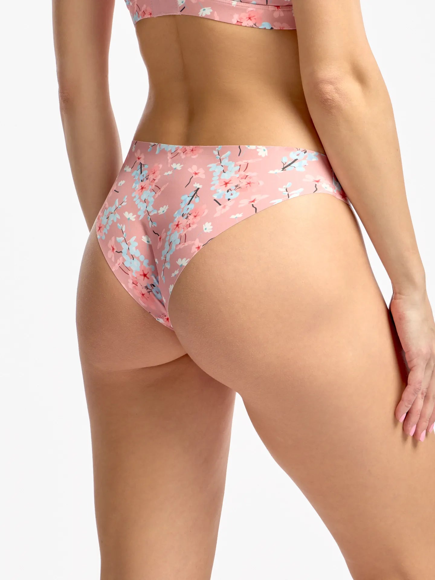 womens-traceless-briefs-flowerbed-06/0670d8d6b38d94c4910ca747aa0727ce834ec6c3