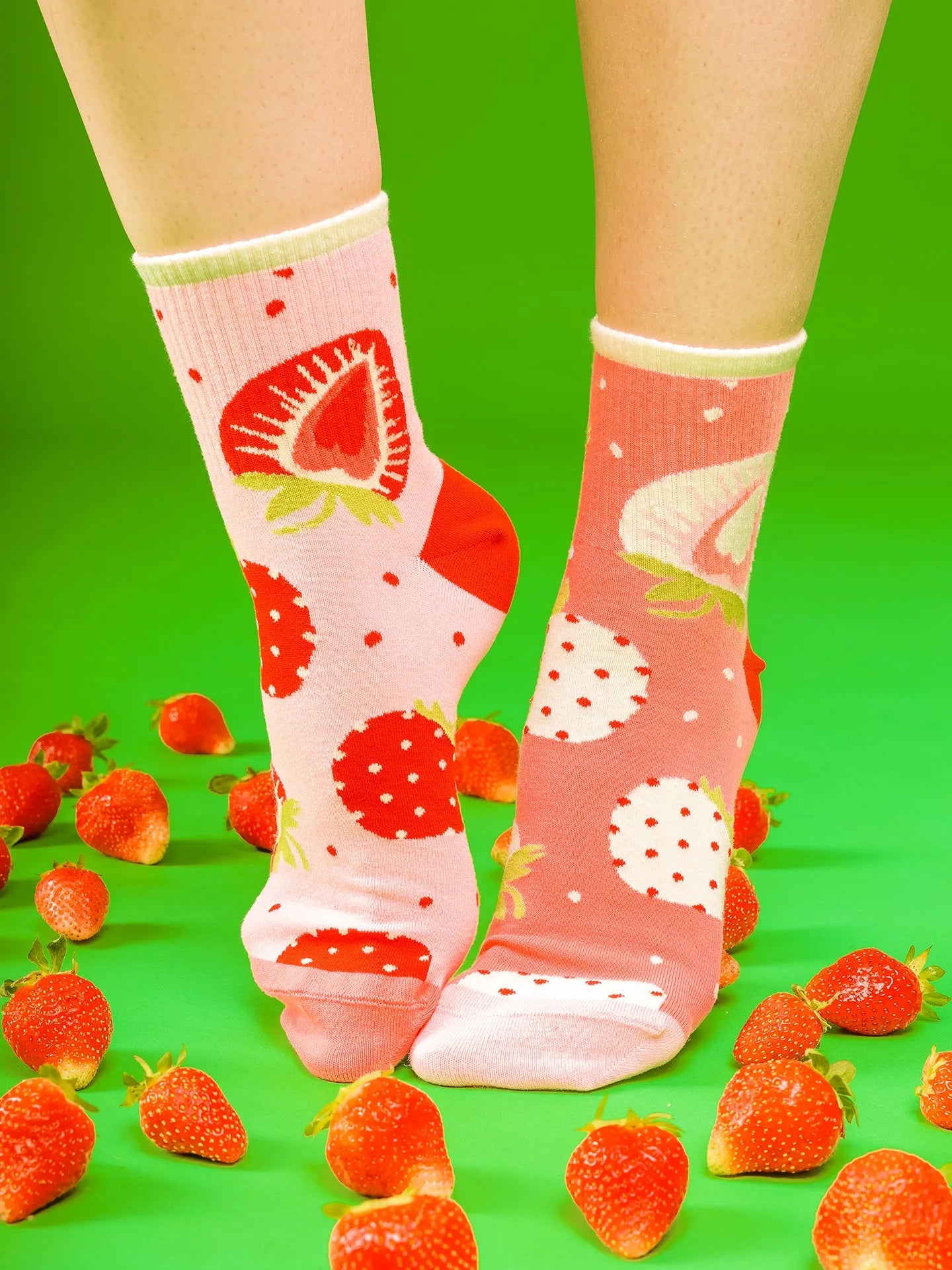 crew-socks-sweet-strawberries-02-d2/d2aef3a801e4e51259ca484642e0ca04948a1fde