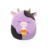 Peluche Squishmallows de 20 cm Alexie la vache violette aux yeux fermés tenant des bonbons au maïs