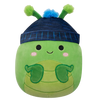 Peluche Squishmallows de 20 cm Trenton la mante religieuse verte portant un bonnet tricoté
