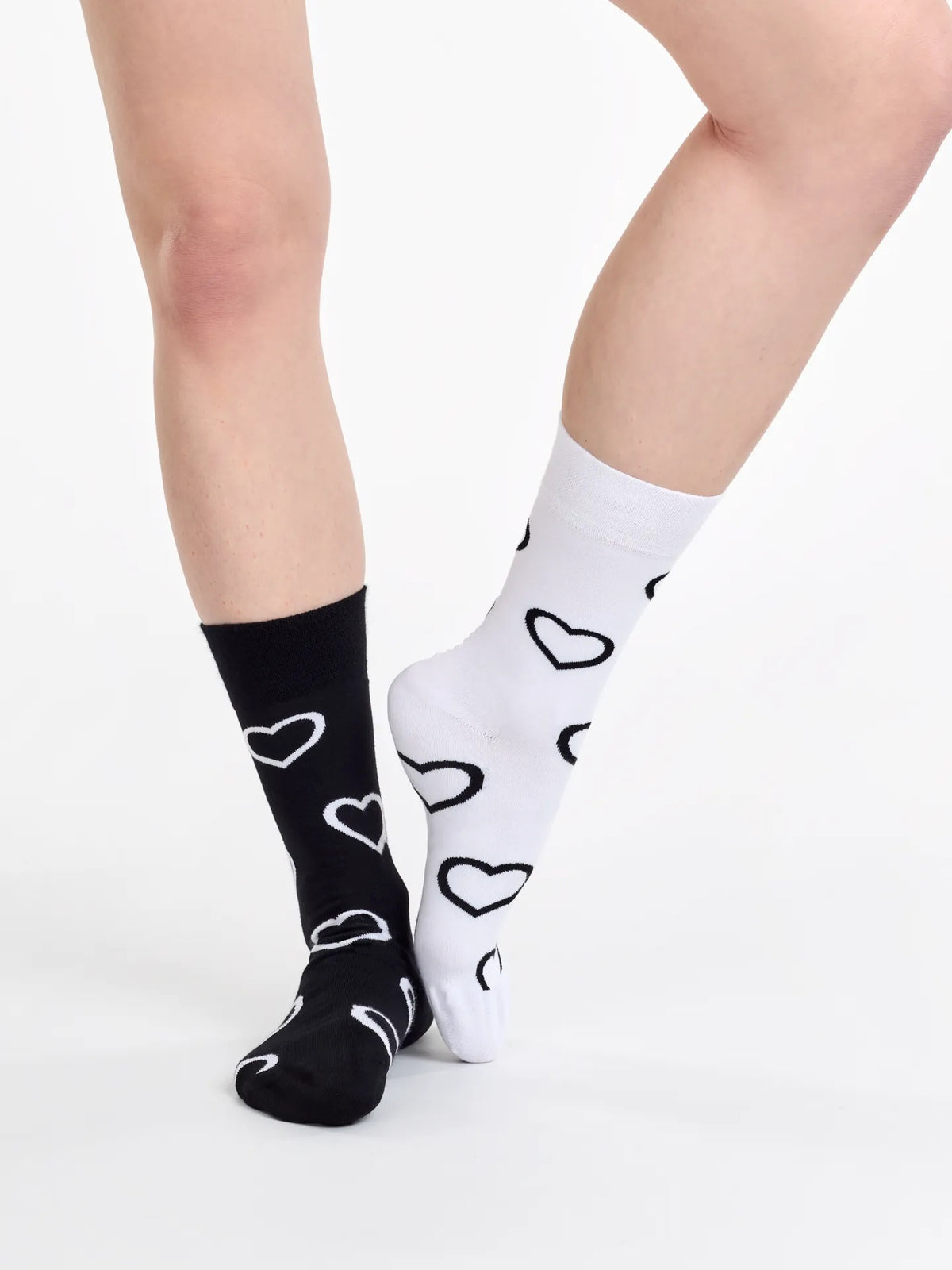 bamboo-regular-socks-black-white-hearts-02-9a/9a8a5968e293d42dd532f2139dc85d406a70f2c8