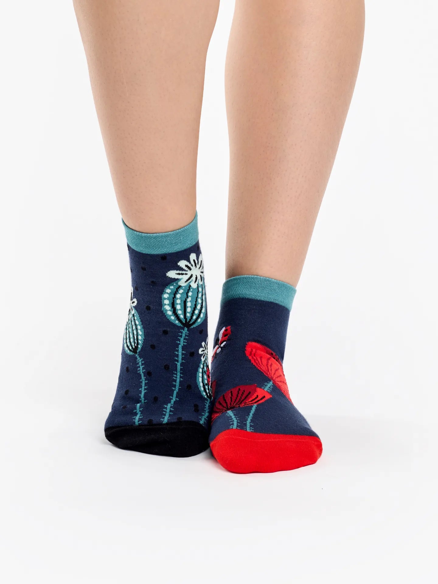 ankle-socks-ladybugs-poppy-flowers-02-64/64d9fadde9e9b8b1074865a09f4ebf458b5d18fd