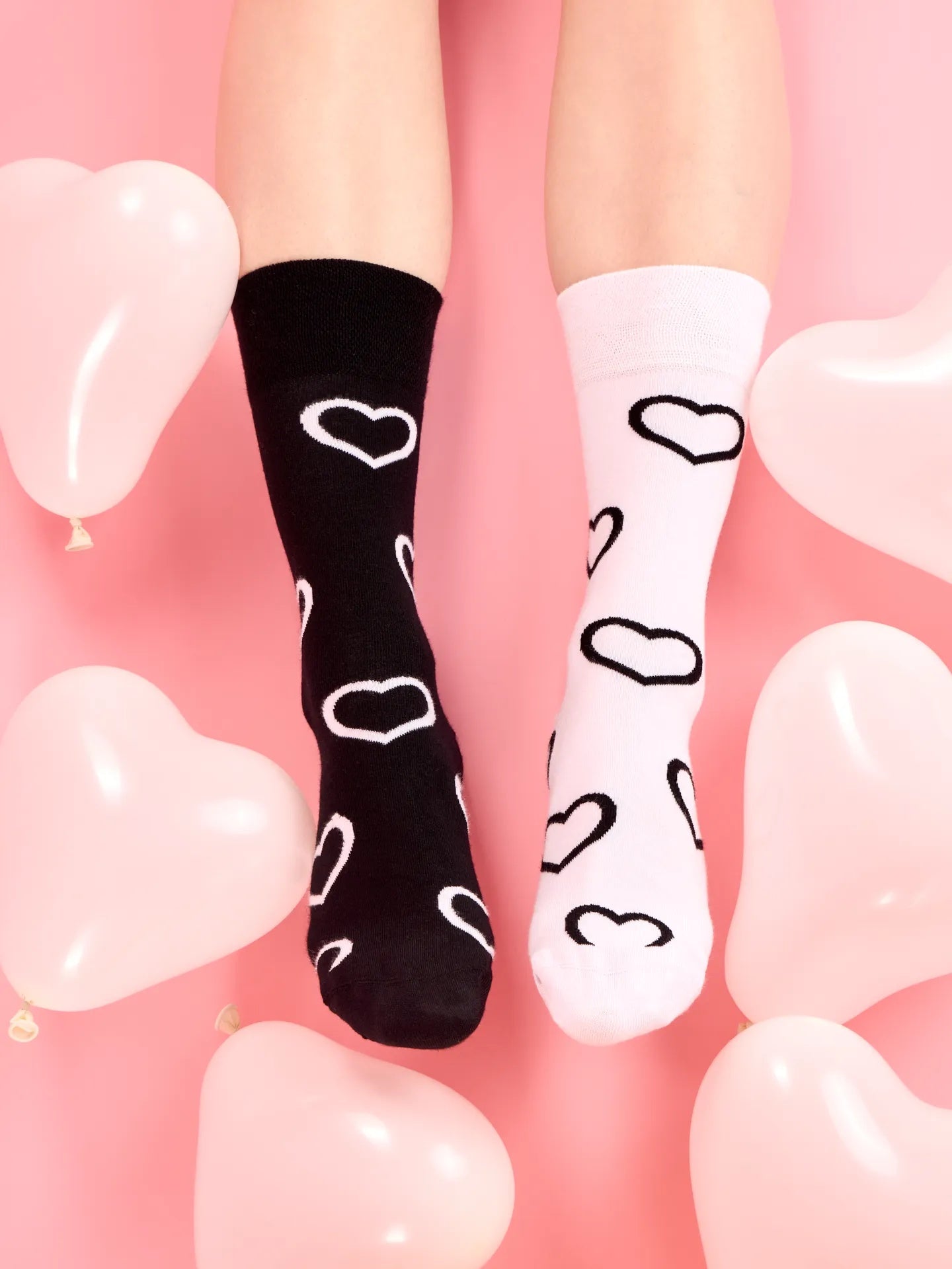 bamboo-regular-socks-black-white-hearts-02-b4/b47b86ca3b8c156898076b0cc88b8cbe4a476e3d