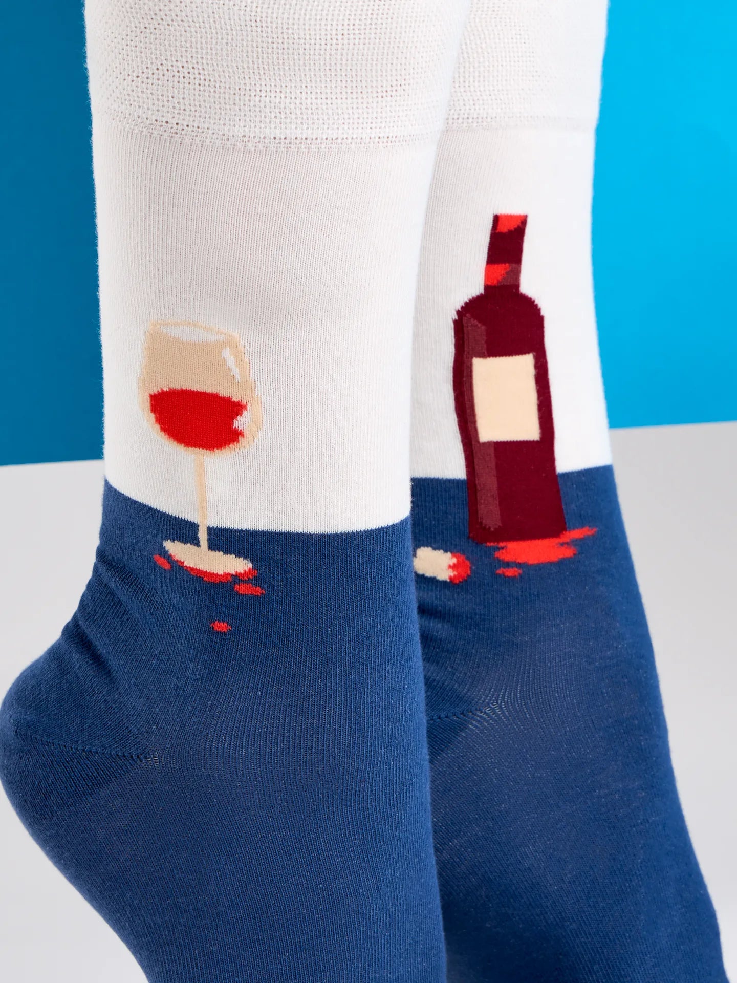 regular-socks-bottle-of-wine-02-8b/8b7bc2f0ecb1b6c9989b22b682bd72e08865f7fb