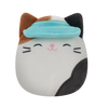 Peluche Squishmallows de 20 cm Cam le chat Calico avec une visière sur la tête