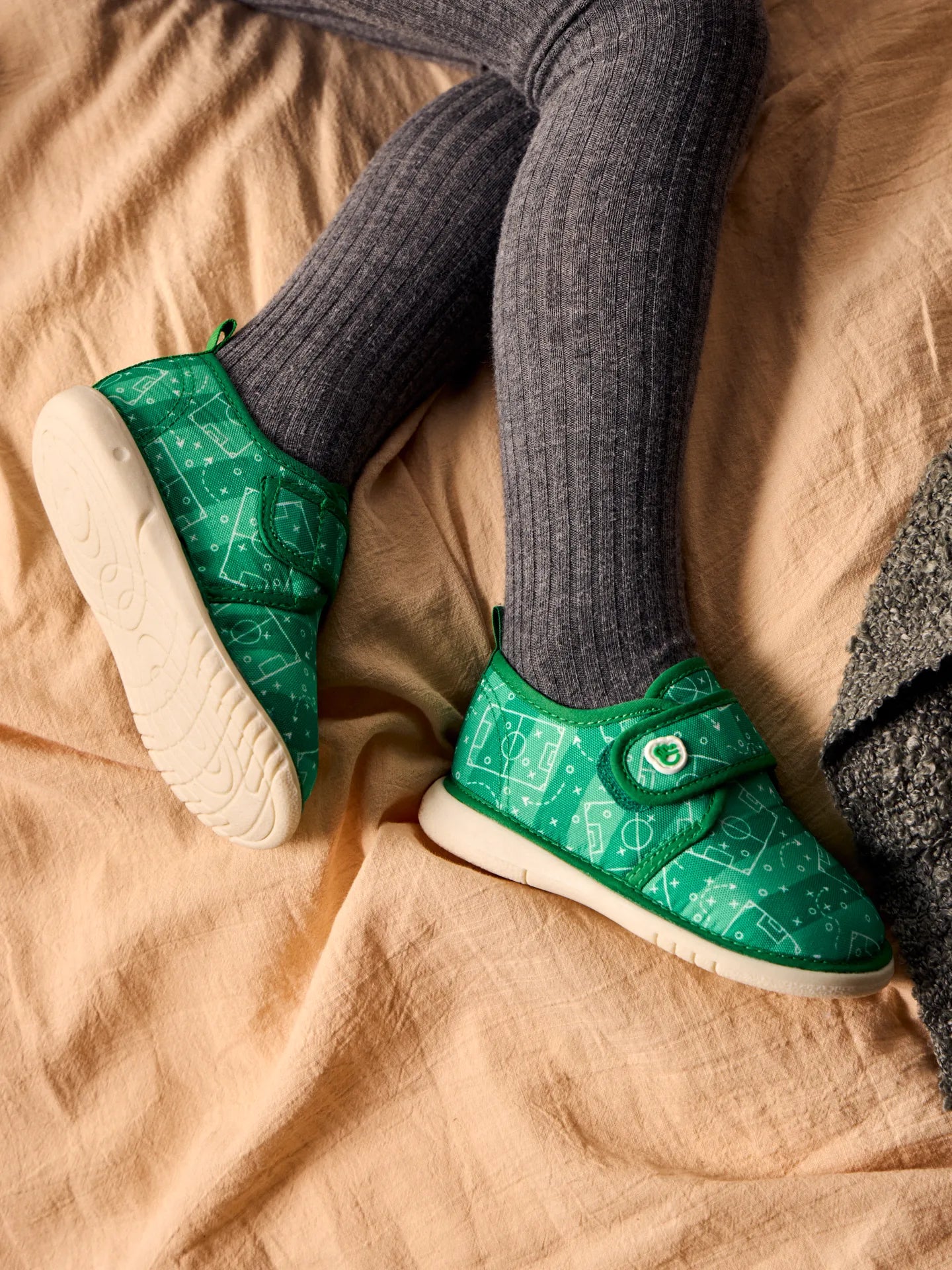 baby-slippers-football-pitch-6d/6d8dd4e2e359c326e7cd5e6ba3dea43eb111db8a