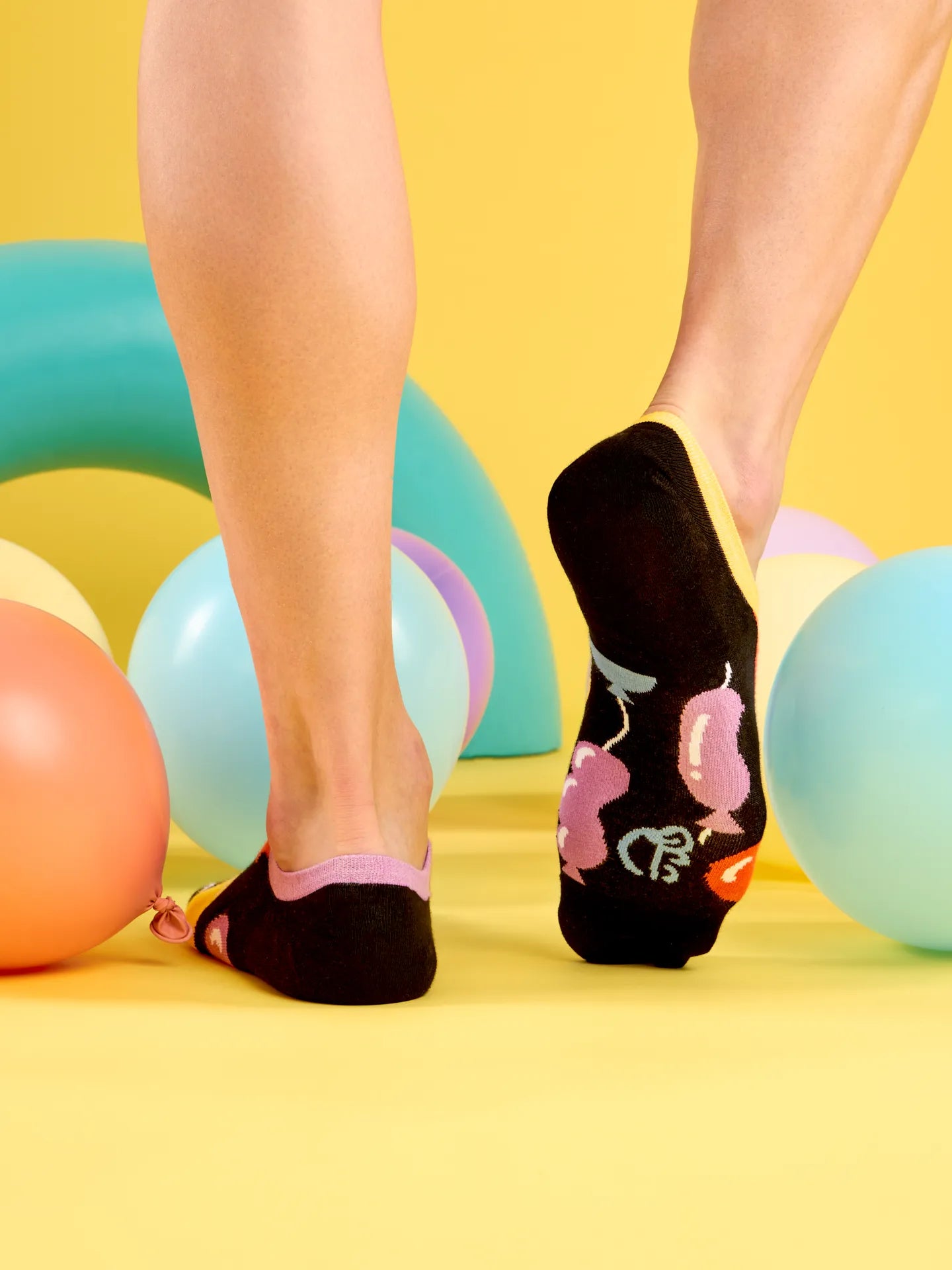 sneaker-socks-balloons-fb/fb81b7ccdcd41f520606347949ee51fa99966108